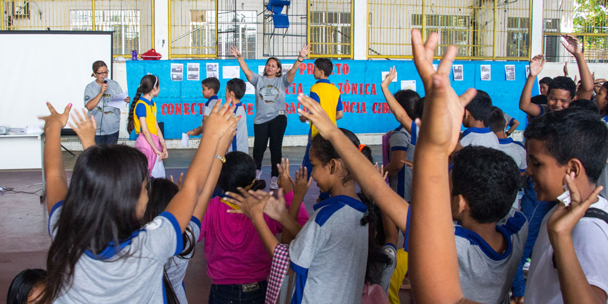 Professores ensinam disciplinas curriculares levando cultura da Amazônia para a sala de aula 