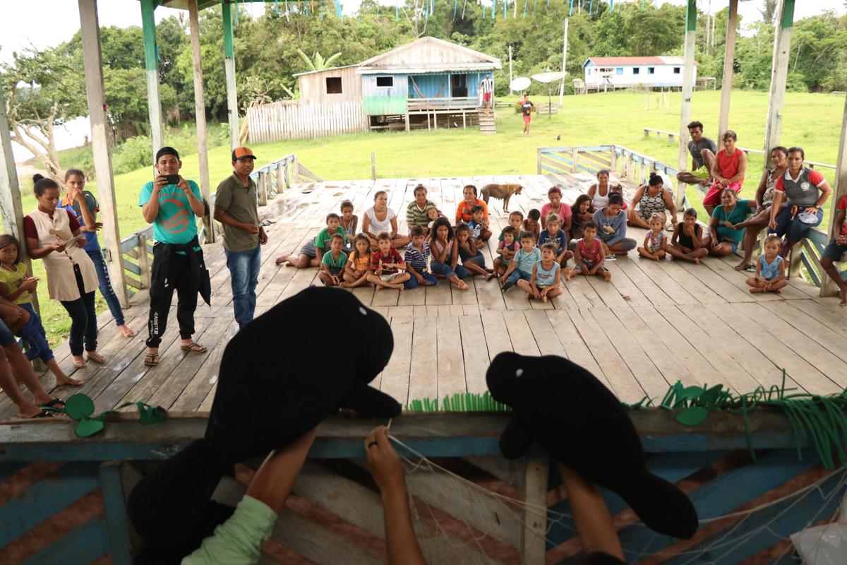 Instituto Mamirauá realiza atividades de educação ambiental contra a caça do peixe-boi-amazônico 