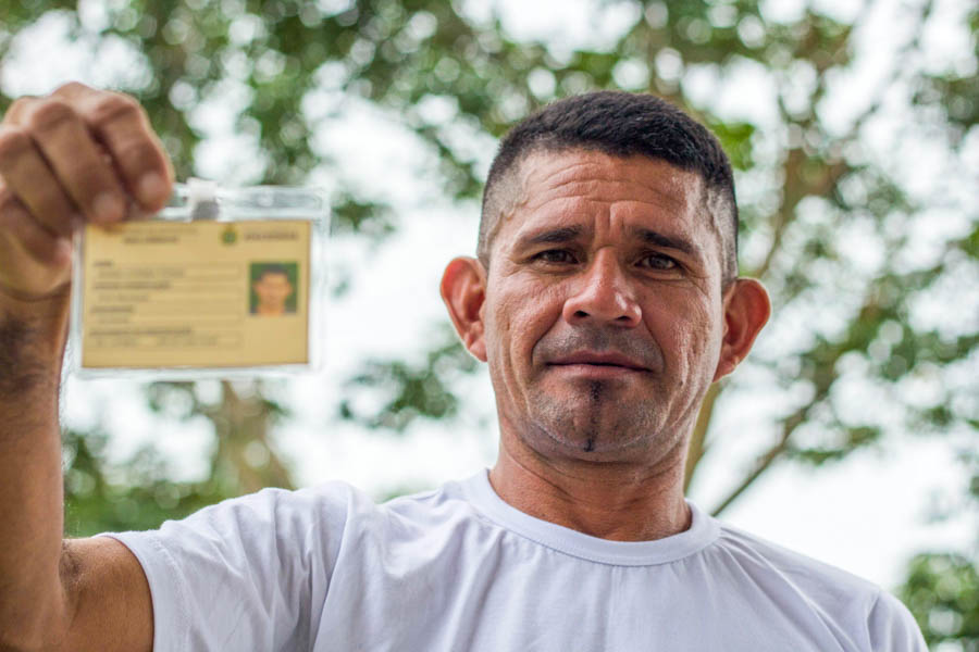 Ribeirinhos recebem carteirinhas de agentes ambientais na Amazônia