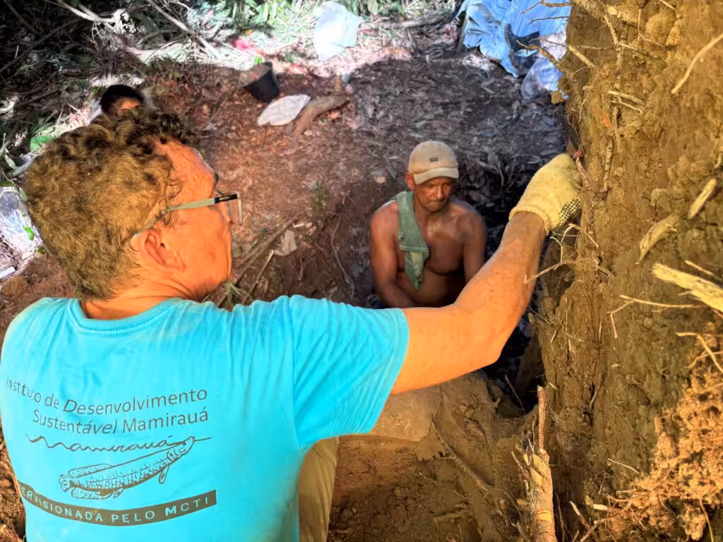 Arqueologos Olhando Pedra 1024x768
