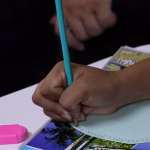 pessoa escrevendo