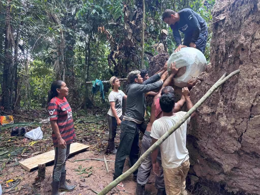 Pessoas Segurando Pedra 1024x768