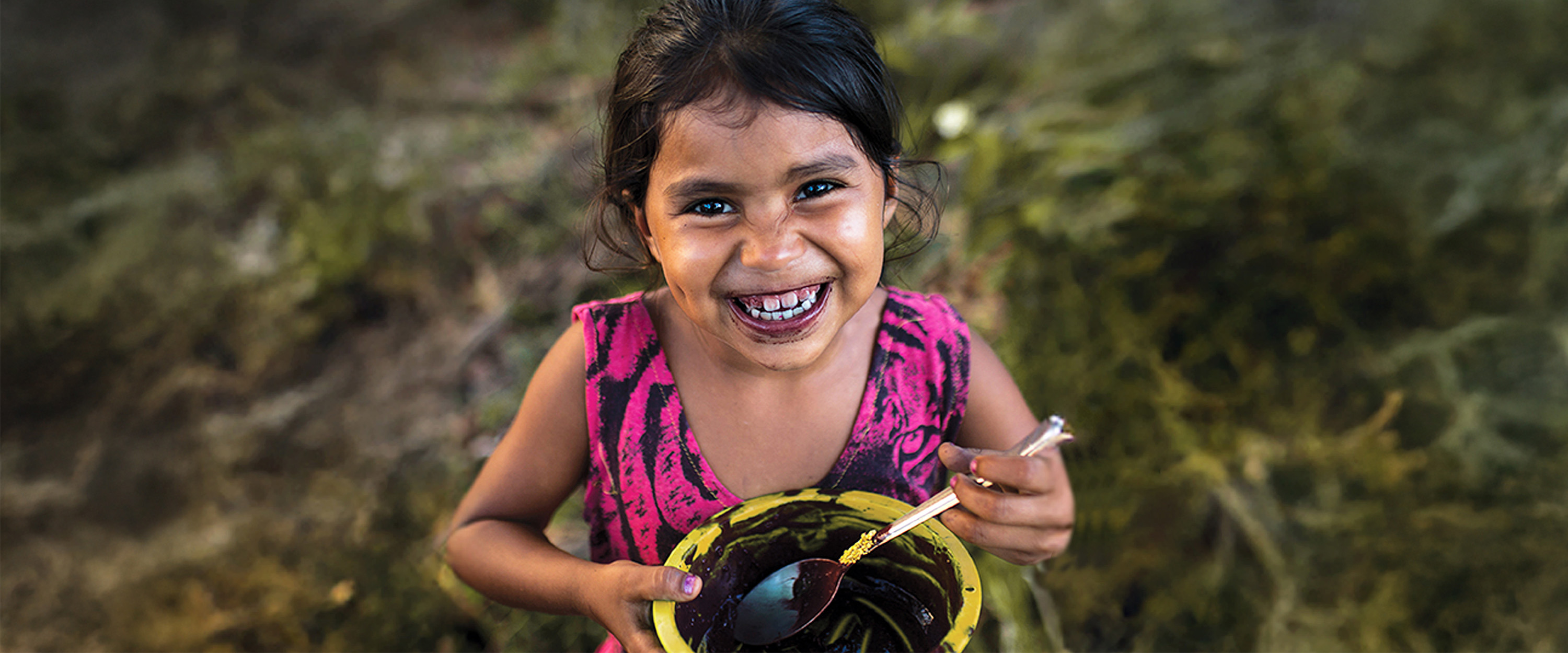 Menina ribeirinha sorrindo — Instituto Mamirauá